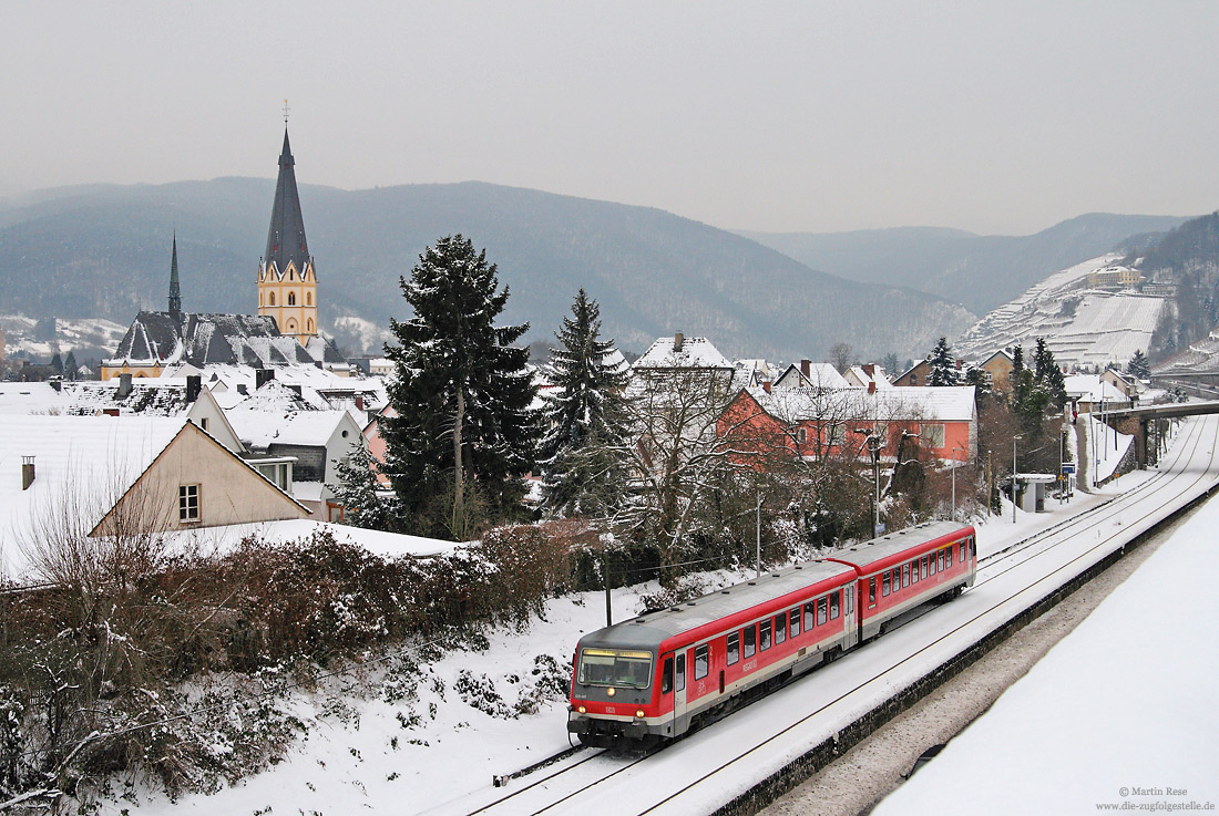 628 468 fährt im Schnee bei Ahrweiler Markt nach Remagen