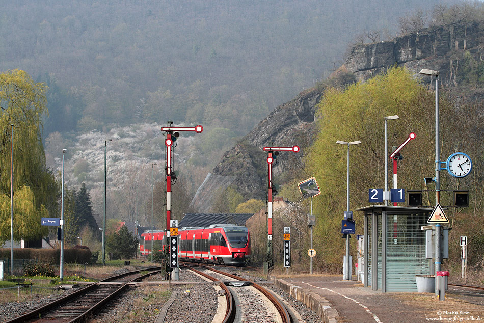 643 011 verlässt den mit Formsignalen ausgestatteten Bahnhof Kreuzberg