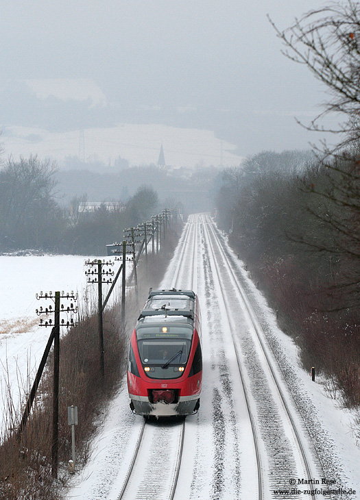 zwischen Heimersheim und Bad Bodendorf fährt 643 552 als RB17719 nach Remagen, 11.1.2010.