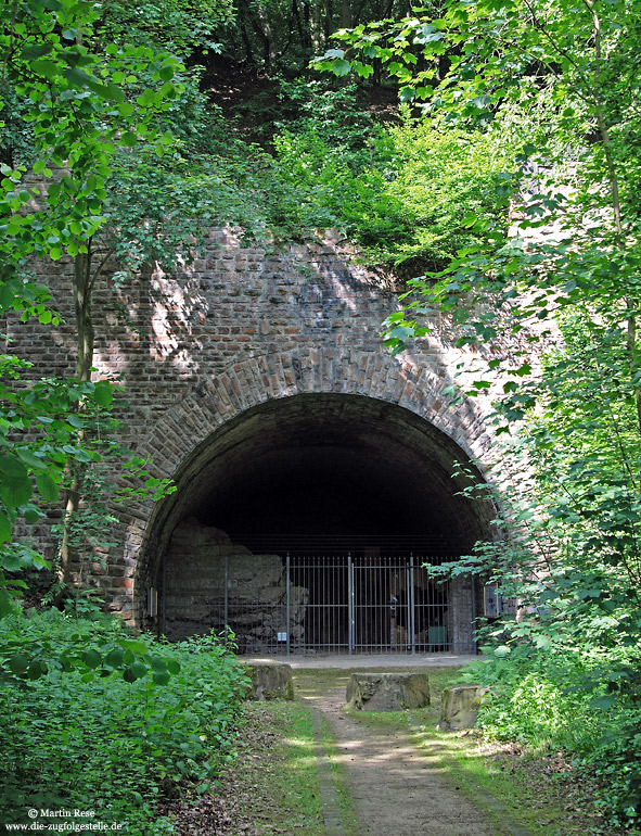Tunnelportal vom Silberbergtunnel der Unvollendeten Strecke bei Ahrweiler Markt im Ahrtal