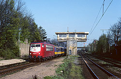 103 123 mit Schnellzug D1820 in Rommerskirchen mit Stellwerk und Brückenwiderlager der strategischen Bahnstrecke