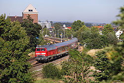 218 208 in Rheinbach mit Trasse der strategischen unvollendeten Bahnstrecke