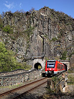 620 034 hat bei Altenahr den Engelslay-Tunnel verlassen, mit Felswand im Hintergrund