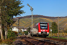 Ausfahrender 620 032 aus dem Bahnhof Dernau im Herbst mit Telegrafenleitungen und Formsignal