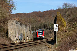 ehemaliges Kreuzungsbauwerk der strategischen unvollendeten Bahnstrecke bei Erftstadt mit 620 534 als Regionalbahn nach Kall