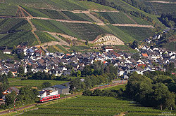 Regionalban bei Dernau im Ahrtal mit strategische unvollendete Strecke im Hintergrund