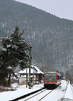 628 468 als RB12677 am Hp Walporzheim im Schnee. Das Ausfahrtsignal zeigt Langsamfahrt