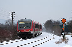 Aus Dernau rollt der 628 468 als BR12679 nach Remagen, am Einfahrvorsignal von Bad Neuenahr. 28.12.2010. 