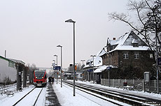 Das stattliche Empfangsgebäude von Bad Neuenahr und der 643 052, 11.1.2010