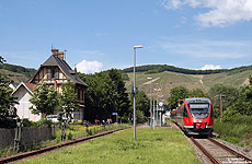 Abfahrbereiter 643 014 im Bahnhof Dernau mit Sonne