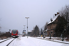 643 052 im verschneiten Bahnhof Dernau mit Empfangsgebäude