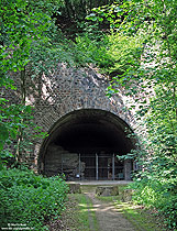 Tunnelportal vom Silberbergtunnel der Unvollendeten Strecke bei Ahrweiler Markt im Ahrtal