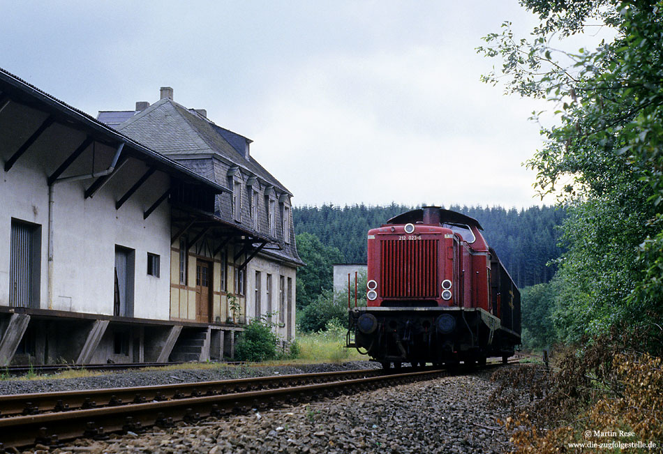 Strecke Wennemen - Schmallenberg, 212 023 mit Übergabe im Bahnhof Heiminghausen mit Bahnhofsgebäude