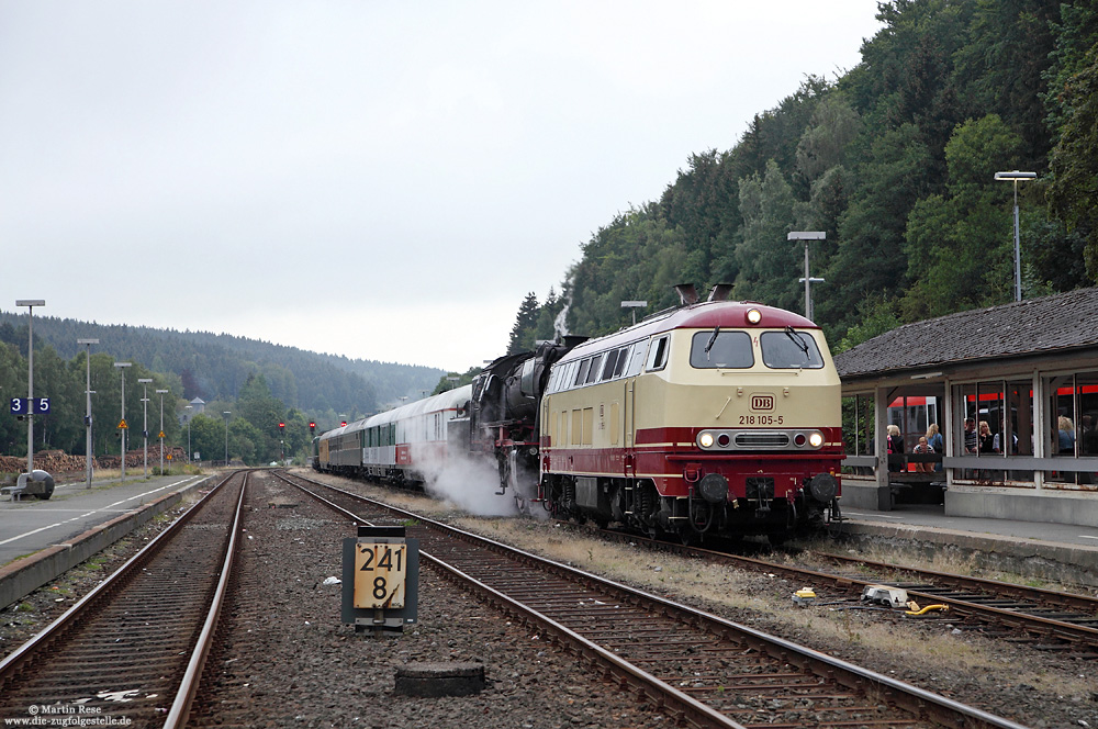 218 105 der Westfrankenbahn zum Kurhessenbahnfest 2012 im Bahnhof Brilon Wald