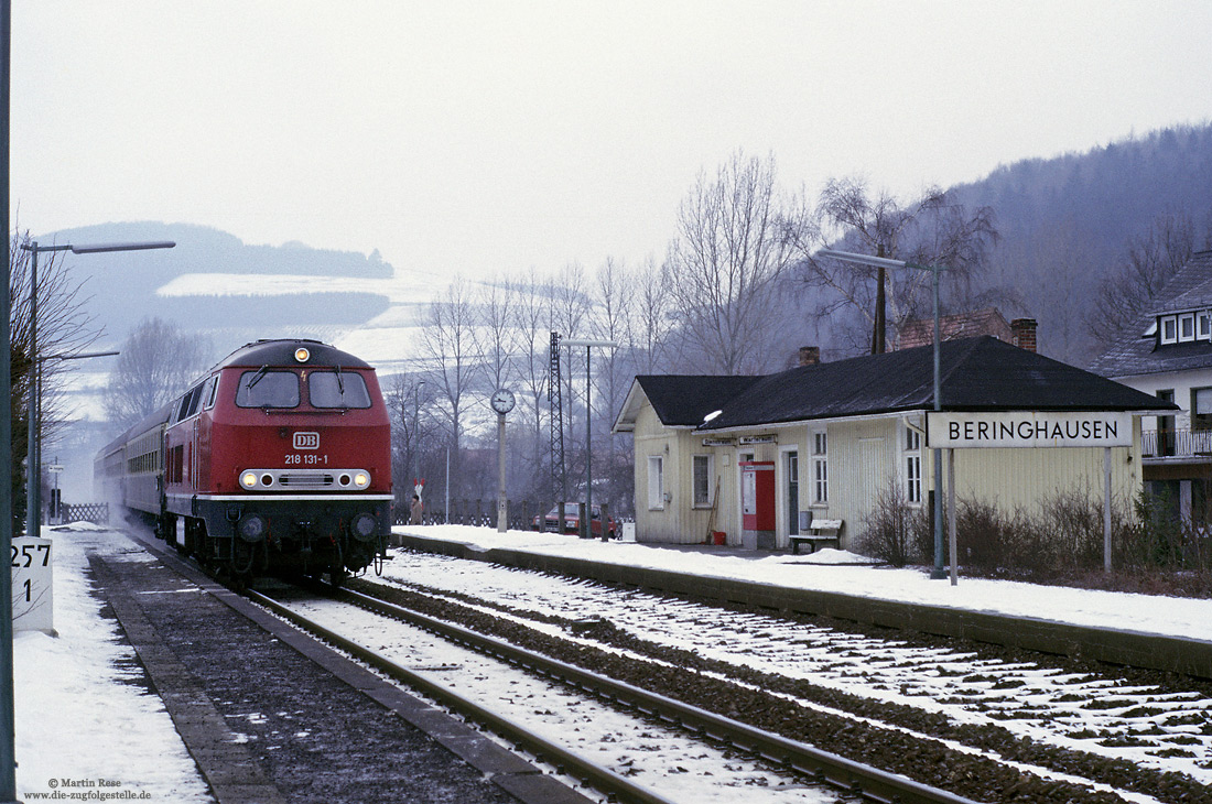 218 131 fährt mit dem D2743 Aachen – Kassel durch den verschneiten Haltepunkt Beringhausen