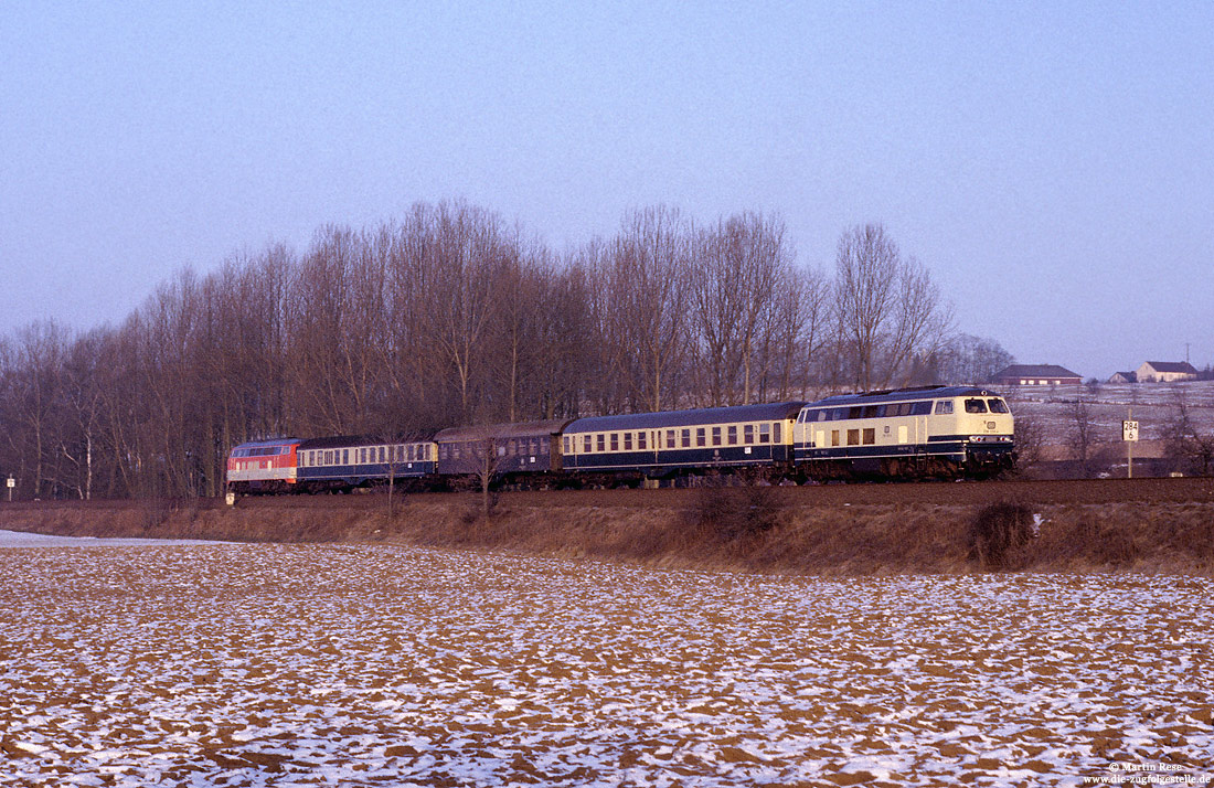 oceanblau/beige 218 139 mit E3691 zwischen Scherfede und Warburg im Morgenlicht mit Schnee