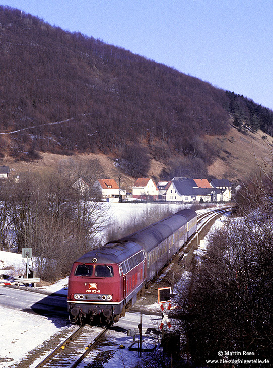 218 142 mit dem E3694 Warburg – Brilon Wald am Ostportal des Messinghauser Tunnel