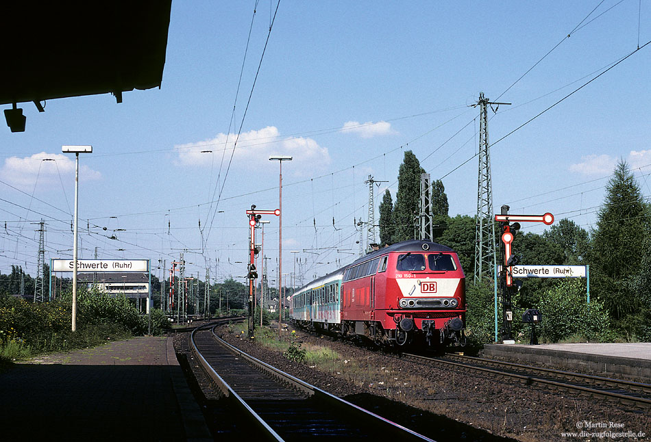 218 150 orientrot fährt mit dem RE3888 in den Bahnhof Schwerte ein