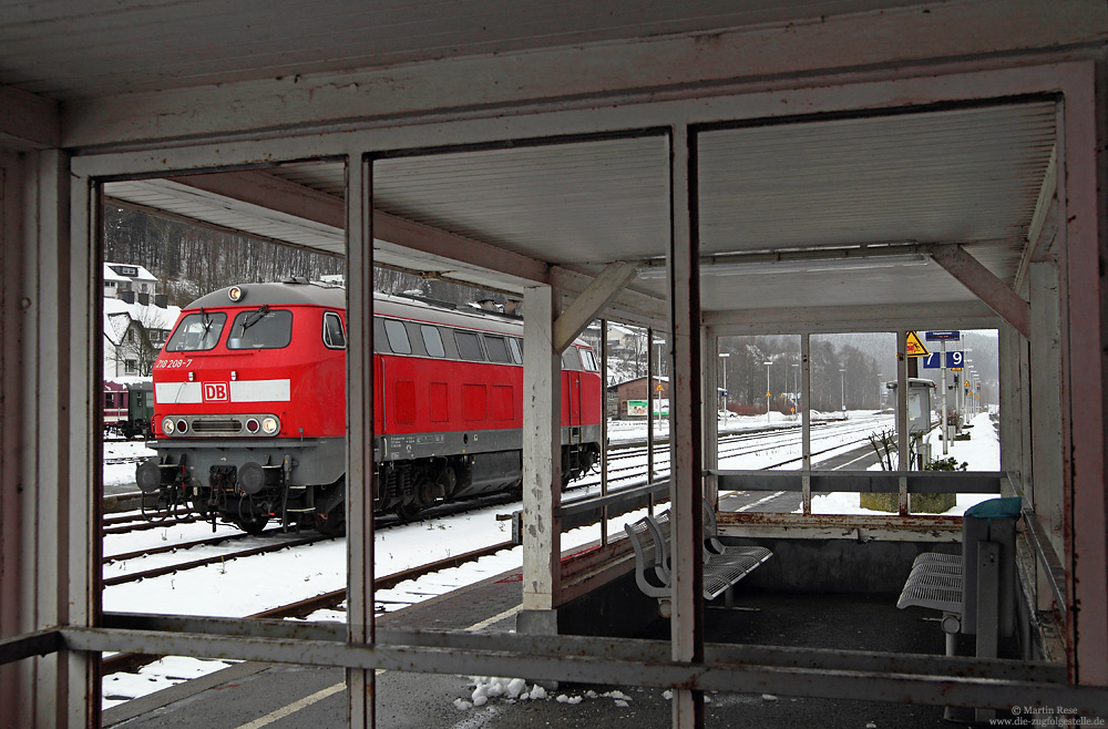 218 208 mit Wartehäuschen im Bahnhof Brilon Wald