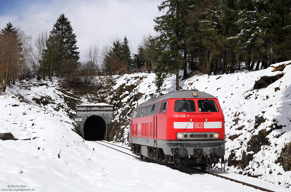 218 208 am Gudenhagener Tunnel am Haltepunkt Gudenhagen bei Brilon Stadt