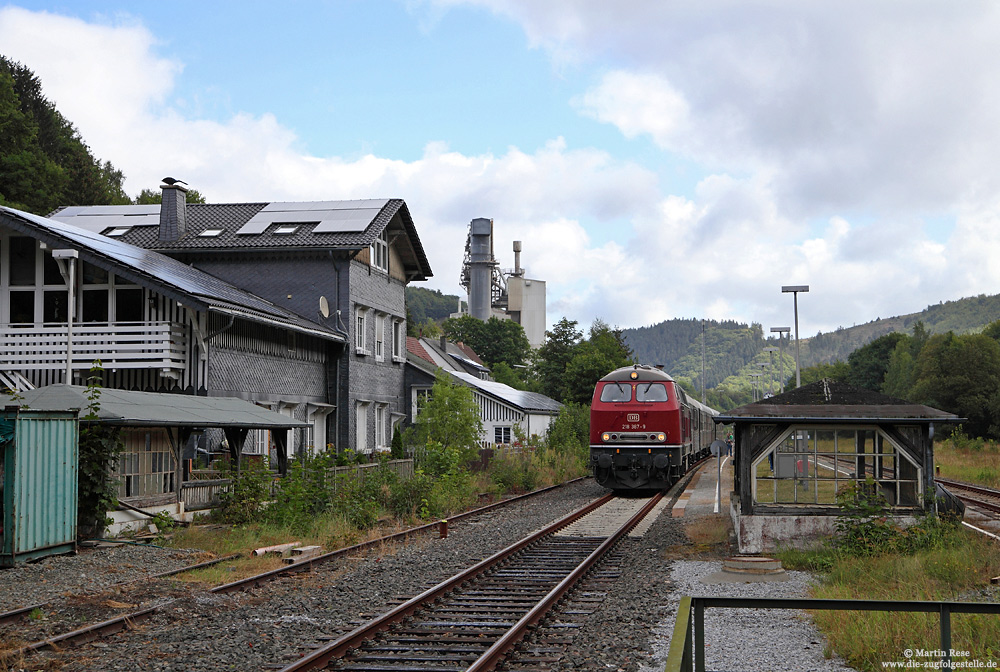 218 387 der Kurhessenbahn mit Sonderzug zum Kurhessenbahnfest 2012 im Bahnhof Messinghausen