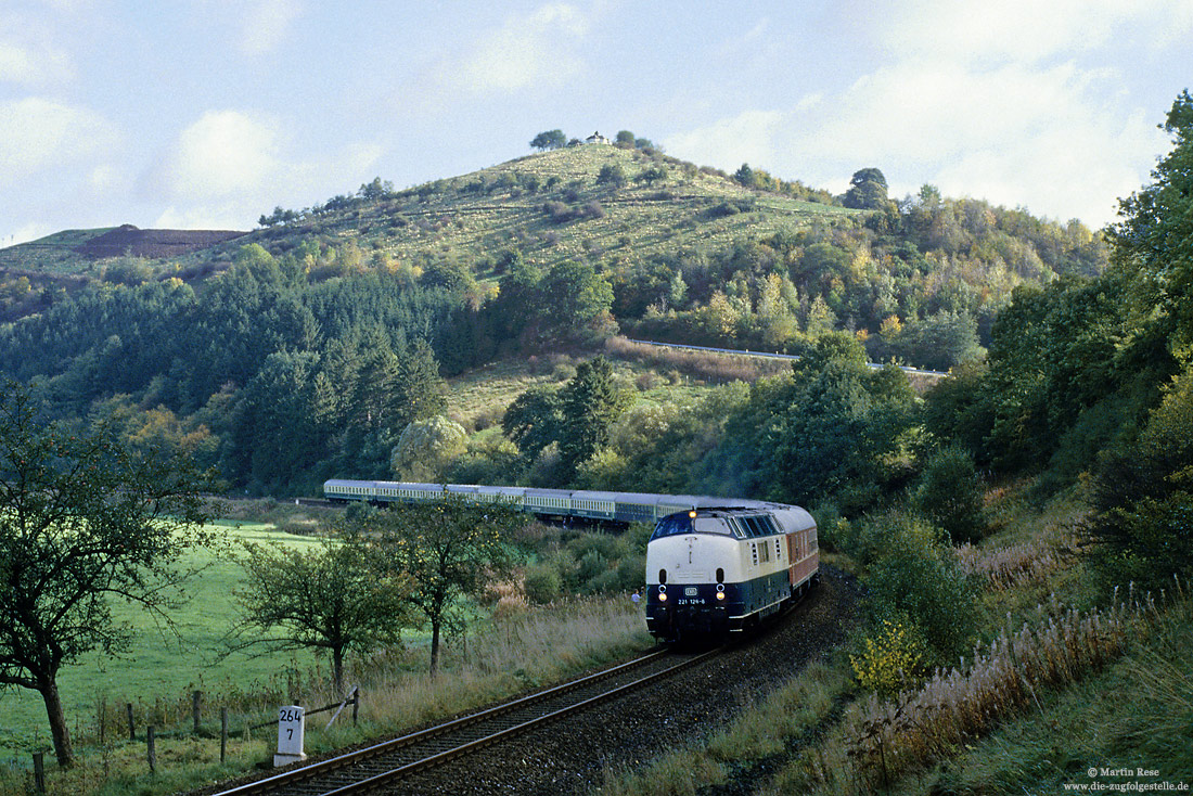 221 126 mit dem Sonderzug Celle - Bochum im Sauerland bei Marsberg