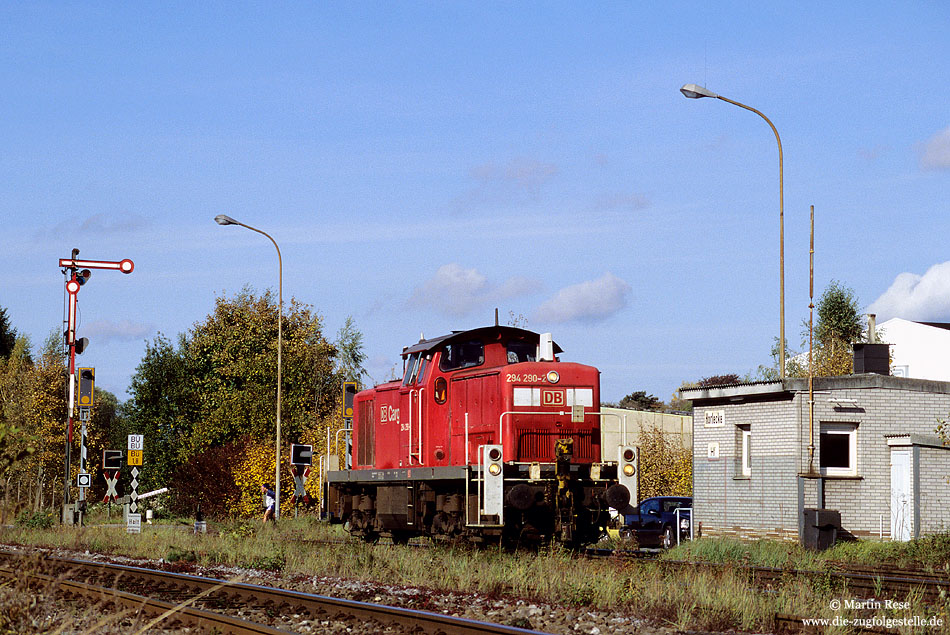 294 290 im Bahnhof Horlecke mit Bahnhofsgebäude und Formsignal