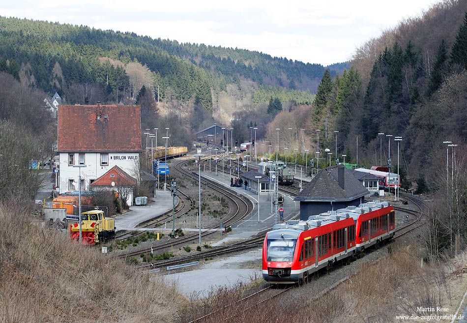 648 601 als RE29517 Dortmund - Willingen beim Verlassen des Bahnhofs Brilon Wald