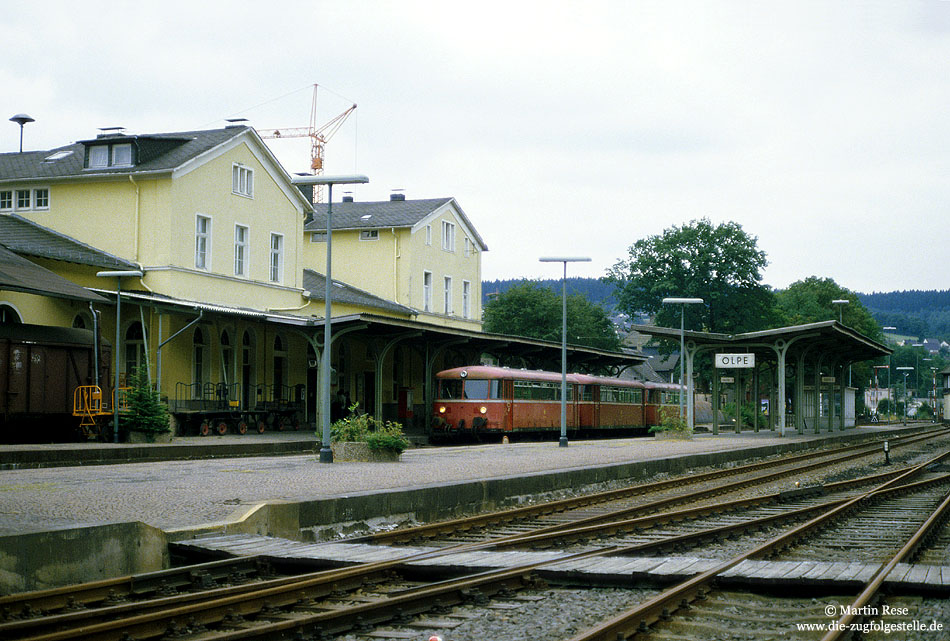 798 749 im Bahnhof Ople auf der Strecke Finnentrop - Olpe - Kirchen