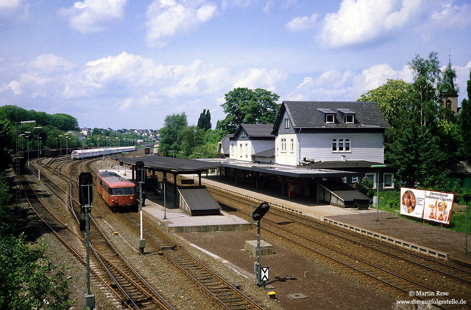 Bahnhof Menden mit 998 669 und Empfangsgebäude