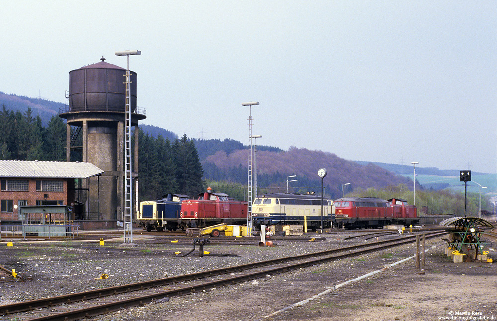 Betriebswerk Bestwig mit abgestellten Lokomotiven der Baureihe 212 und Baureihe 218