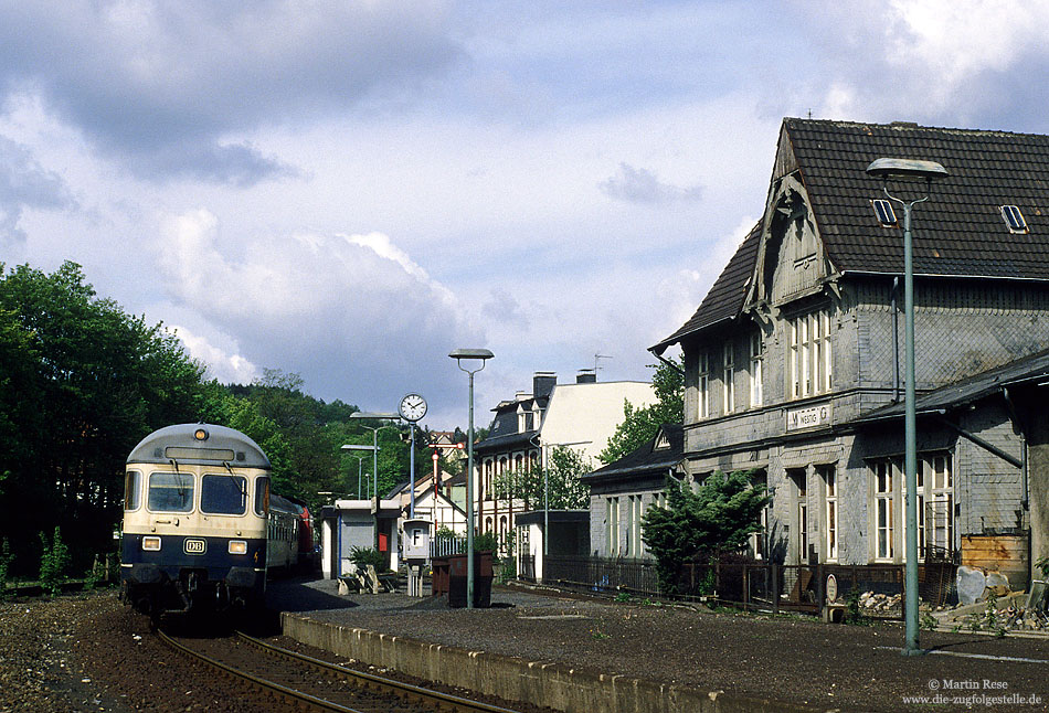Wendezug mit Lok der Baureihe 212 im Bahnhof Westig mit Bahnhofsgebäude