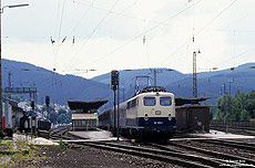 110 280 mit Nahverkehrszug im Bahnhof Altenhundem
