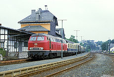 218 131 mit E3888 nach Essen Hbf im Bahnhof Winterberg mit Bahnhofsgebäude