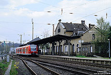 Als RE 29683 (Essen - Siegen) fährt der 426 014 in Grevenbrück ein