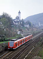 Als RE 29680 Siegen – Essen verlassen Triebwagen der Baureihe 426 den Bahnhof Finnentrop