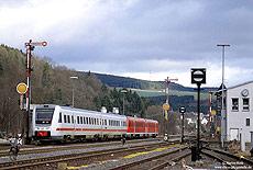612 in ICE-Design, 612 481 fährt als RE29412 in den Bahnhof Bestwig ein