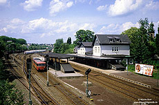 Bahnhof Menden mit 998 669 und Empfangsgebäude