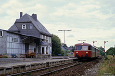 998 722 als E3450 Korbach - Brilon Wald im bahnhof Usseln mit Bahnhofsgebäude