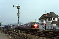 VS08 503, alias 913 503, im Bahnhof Bestwig mit Formsignalen und Stellwerk Bw