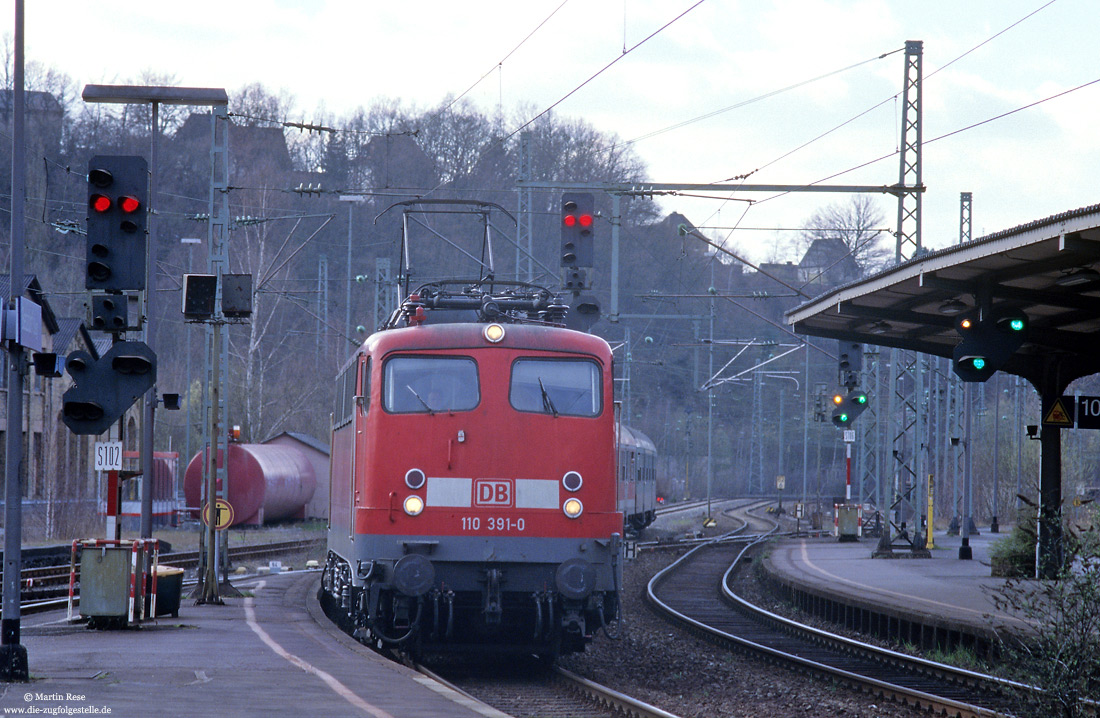 110 391 in verkehrsrot mit Regionalexpress nach Siegen im bahnhof Betzdorf auf der Siegstrecke