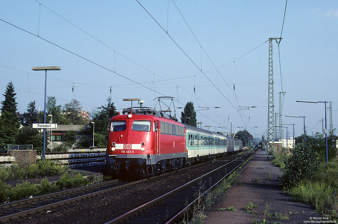 110 483 in verkehrsrot mit Regionalexpress nach Krefeld im Bahnhof Troisdorf vor dem Umbau