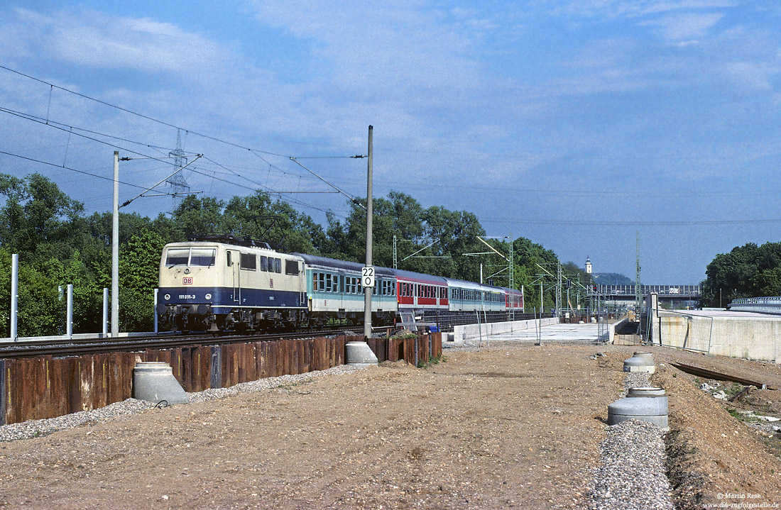 111 011 in ozeanblau/beige mit n-Wagen an der Baustelle der Schnellfahrstrecke zwischen Siegburg und Troisdorf