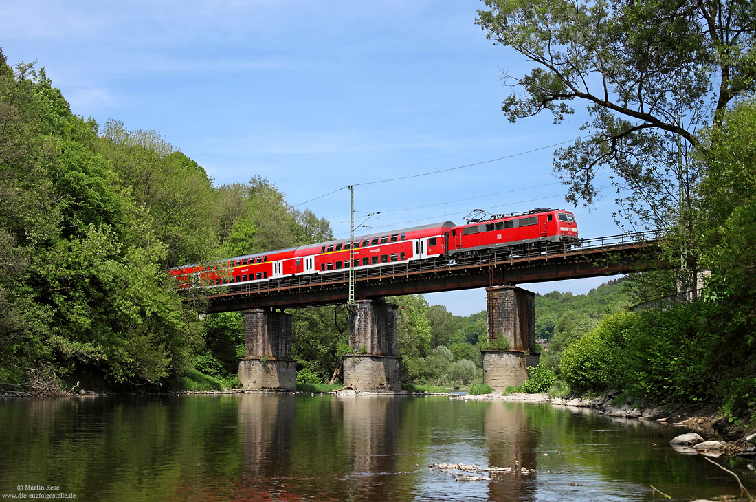 111 014 in verkehrsrot mit Doppelstockwagen als Rhein-Sieg-Express auf der eingleisigen Siegbrücke bei Rosbach