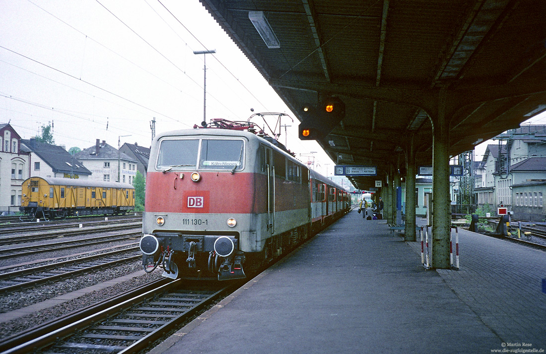 111 130 in S-Bahnlackierung mit S12 nach Köln Nippes im Bahnhof Siegen