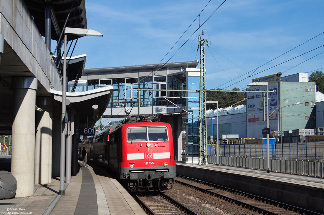 111 155 mit Doppelstockwagen im modernisierten Bahnhof Wissen (Sieg)