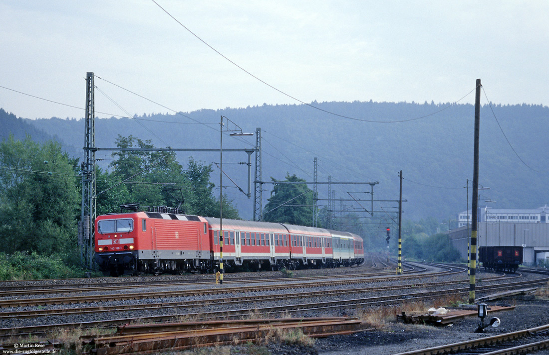 143 188 in verkehrsrot mit Regionalbahn auf der Siegstrecke im Bahnhof Scheuerfeld