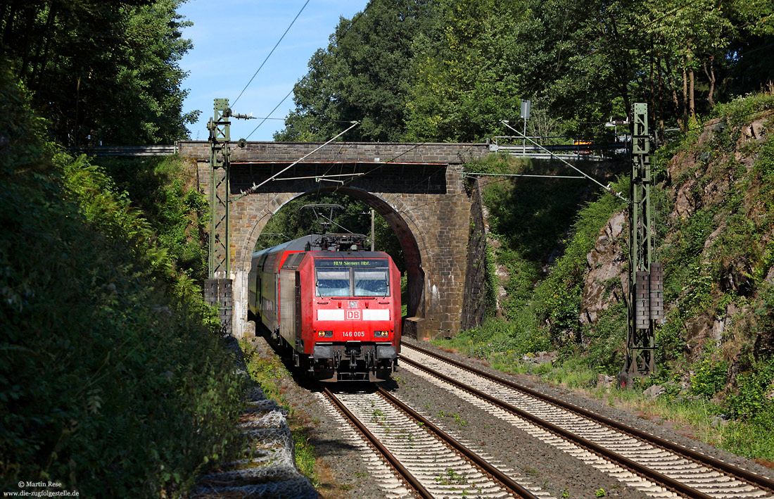 146 005 mit Rhein-Sieg-Express auf der Siegstrecke bei Schladern an der Straßenunterführung