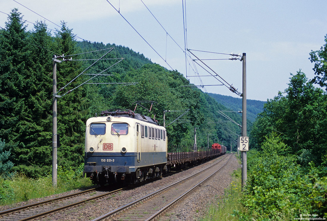 150 031 on ozeanblau/beige mit Güterzug bei Dattenfeld auf der Siegstrecke 