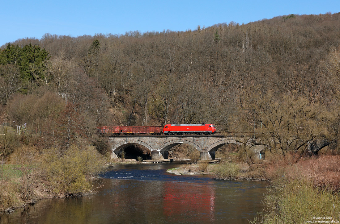 152 052 mit Umleiter Güterzug auf der Siegbrücke bei Etzbach